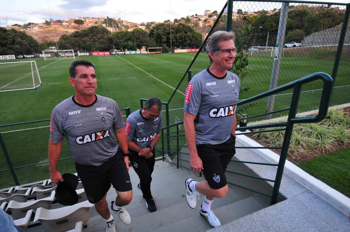 O tcnico Oswaldo de Oliveira foi apresentado na tarde desta tera-feira e, em seguida, comandou treino na Cidade do Galo