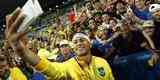 Neymar tira selfie com torcedores no Maracan aps o Brasil conquistar a medalha de ouro no futebol olmpico