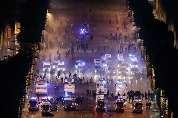 Quando a noite chegou, Paris ficou ainda mais linda: Torre Eiffel foi iluminada com as cores da bandeira francesa e Arco do Triunfo recebeu projeções com rostos dos campeões
