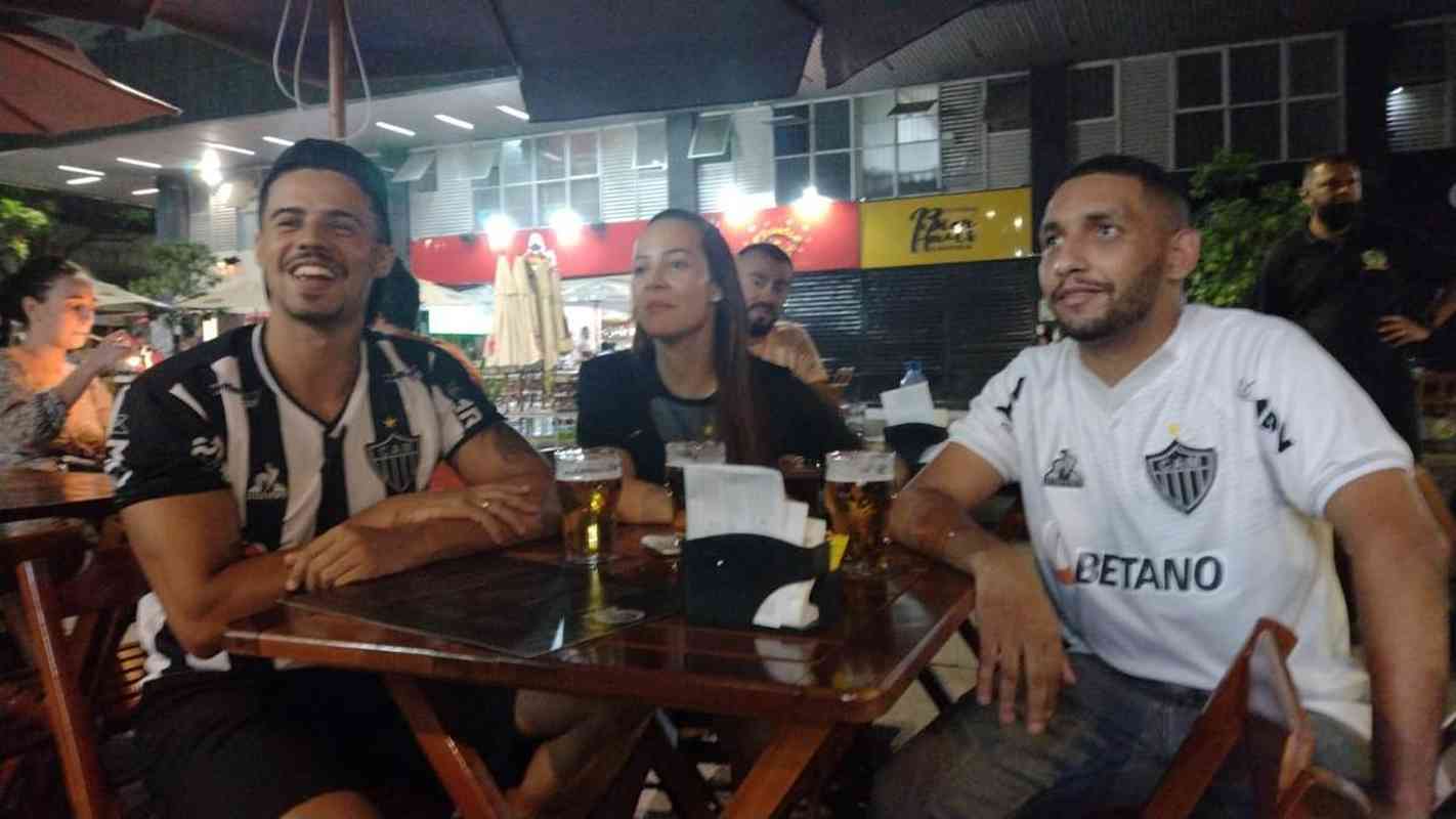 Atleticanos acompanharam Flamengo 2x1 Ceará nos bares de Belo Horizonte, na expectativa de comemorar o título antecipado do Campeonato Brasileiro. No entanto, o rival carioca venceu o time nordestino e adiou a festa atleticana.