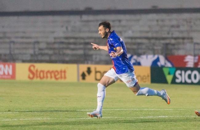 Jean Victor - o lateral-esquerdo de 26 anos, que foi especulado no Cruzeiro, fez dois gols em 33 jogos pelo Paran na Srie B. Antes, balanou a rede uma vez em 14 apresentaes com a camisa do Boavista, do Rio de Janeiro. Uma de suas qualidades  a preciso nas cobranas de falta e escanteio.