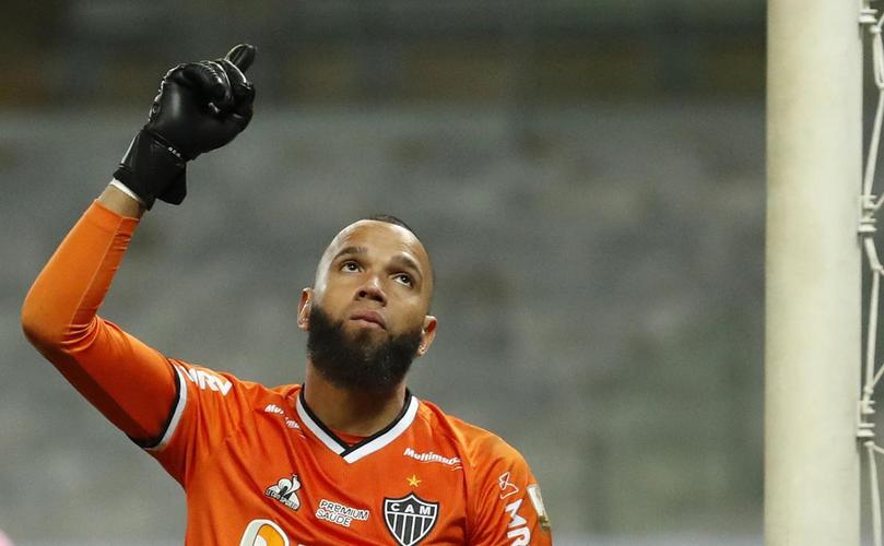 Goleiro Everson, do Atlético, foi herói na decisão por pênaltis contra o Boca Juniors ao defender duas cobranças e ao marcar o gol da classificação: 3 a 1 nas batidas alternadas após 0 a 0 no tempo normal, no Mineirão.