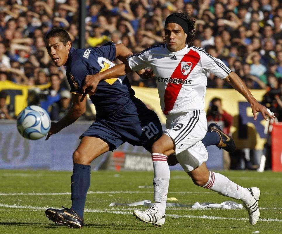 Maidana (29/07/1985) - jogou como zagueiro em Buenos Aires e virou lateral-direito no Mineiro. No mesmo ano, foi negociado com o Metalist, da Ucrnia. Em 2009, voltou  Argentina para um perodo de emprstimo no Banfield. Em 2010, o River Plate adquiriu seus direitos econmicos. A torcida do Cruzeiro tem ms lembranas de Maidana em funo da Copa Libertadores de 2015. Foi ele quem marcou o segundo gol da vitria do River por 3 a 0, no Mineiro, pelo duelo de volta das quartas de final.