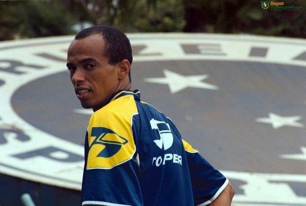 Volante Ricardinho, jogador que mais conquistou títulos pelo Cruzeiro (15), na Toca da Raposa I, em 2000