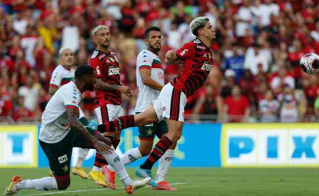 Pedro fez gol de peito na vitria sobre a Portuguesa por 4 a 1, neste domingo
