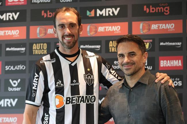 Nesta sexta-feira (21), o experiente zagueiro uruguaio Diego Godn, de 35 anos, foi oficialmente apresentado como reforo do Atltico para 2022. Na Cidade do Galo, em Vespasiano, o atleta concedeu entrevista coletiva para jornalistas e projetou mais um ano vitorioso para o clube mineiro.