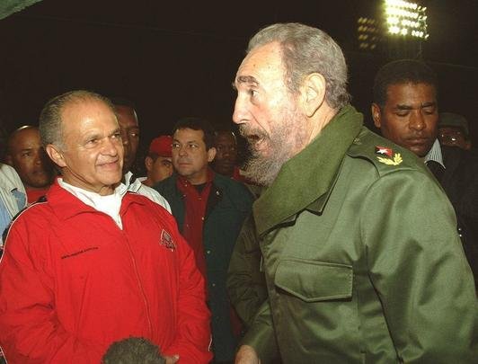 Fidel Castro conversa com Alfredo Harp, dono do time de beisebol mexicano Red Devils durante amistoso contra a Seleção Cubana, em Havana