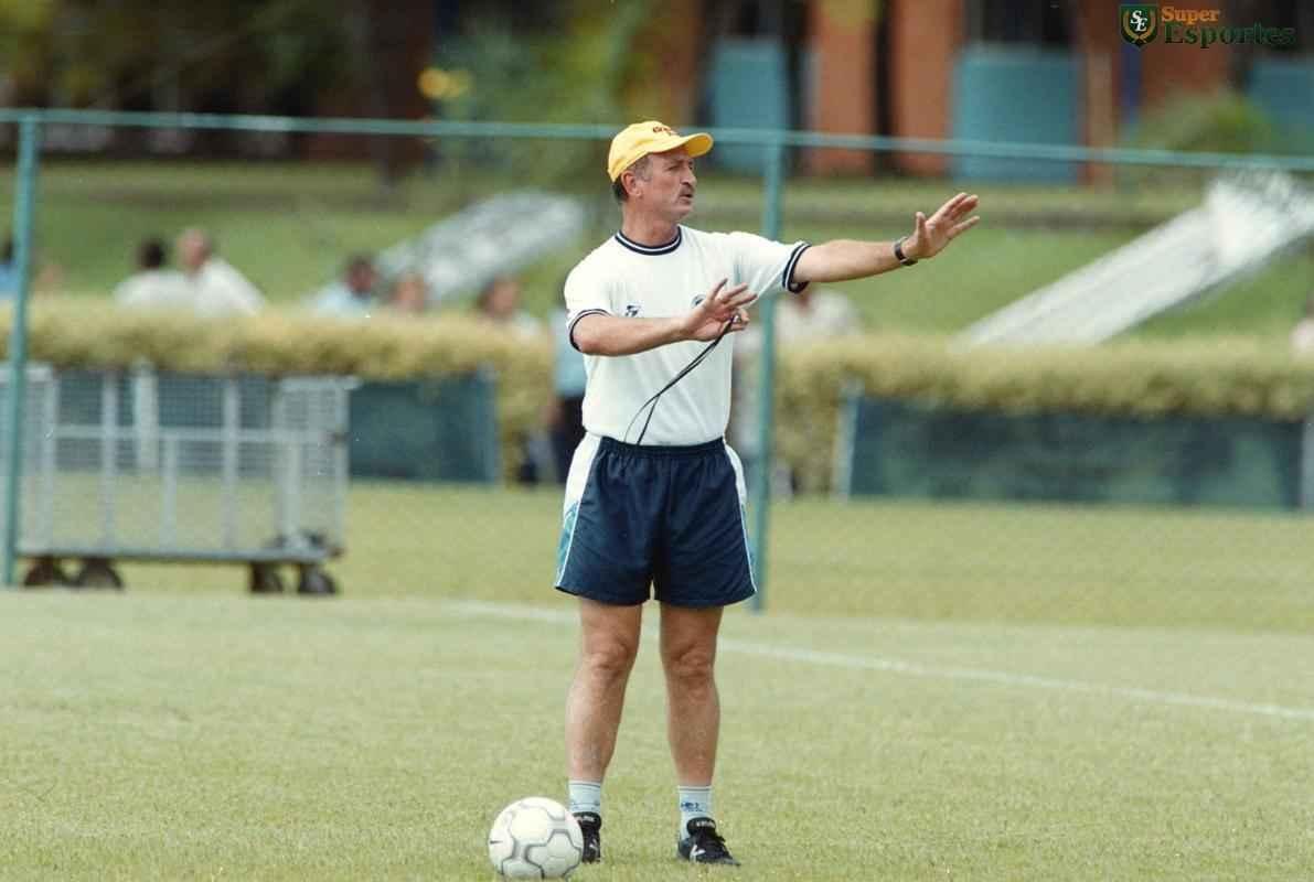 Imagens da Toca da Raposa I em 2000, ano da chegada do tcnico Luiz Felipe Scolari