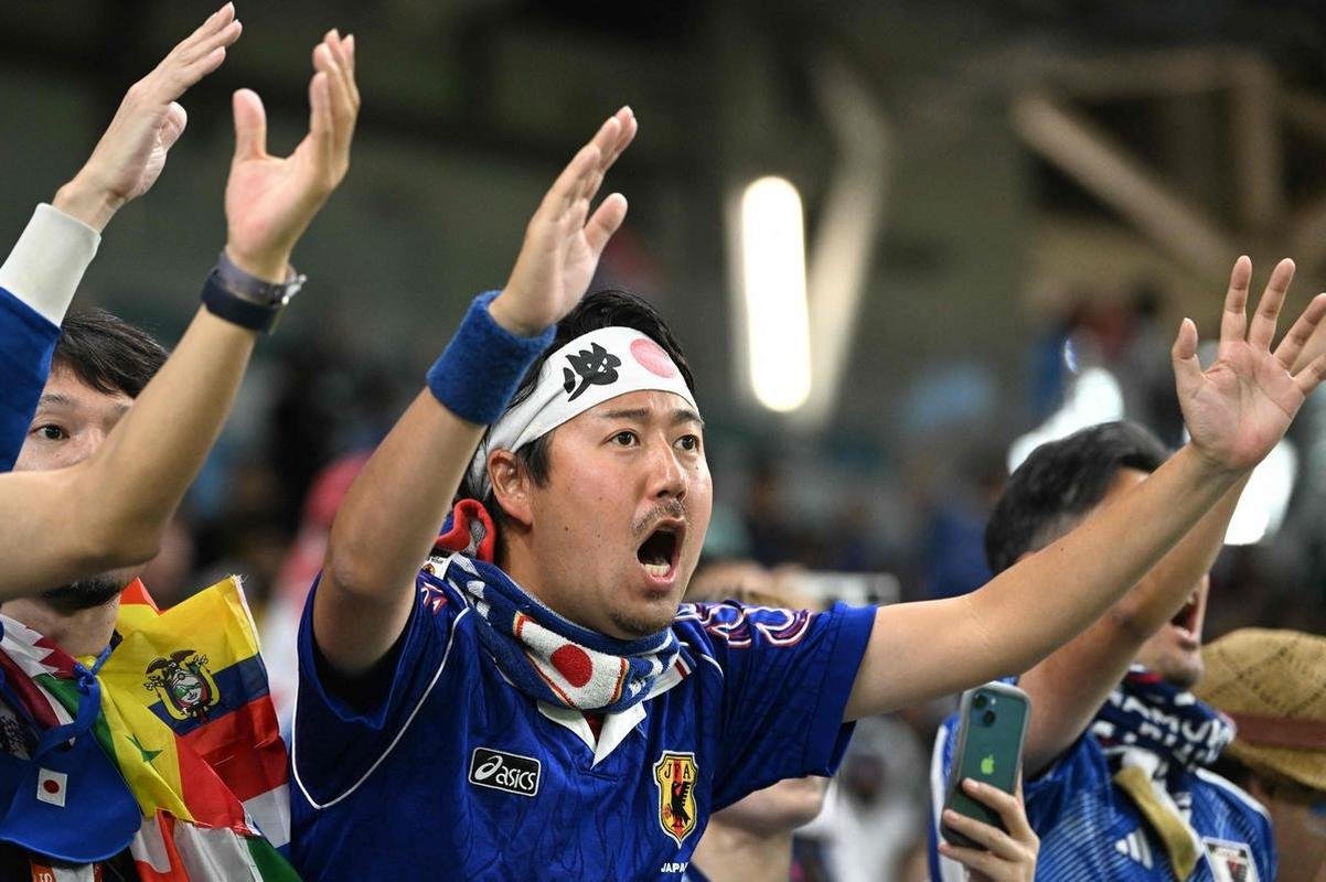 Torcida coloriu o Estdio Al Janoub, no Catar, para acompanhar a partida entre Japo e Crocia, pelas oitavas de final