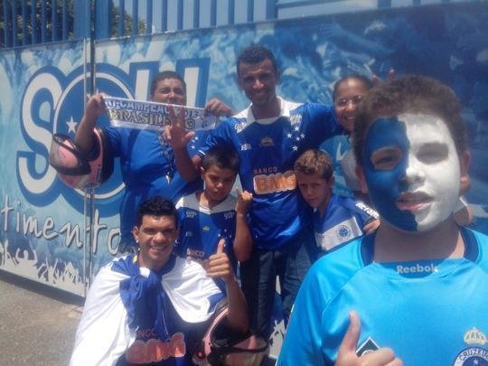 Torcida do Cruzeiro j comea a se movimentar em vrios pontos da cidade antes da partida contra o Grmio, s 17h, no Mineiro