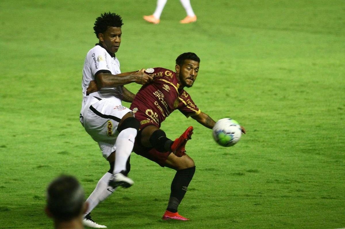 Com gol do zagueiro Maidana, de pênalti, Sport venceu o Corinthians em casa e deu um salto importante na tabela de classificação da Série A.