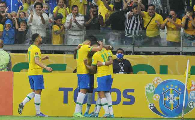 Raphinha, autor do primeiro gol do Brasil, foi um dos destaques da Seleo Brasileira no Mineiro