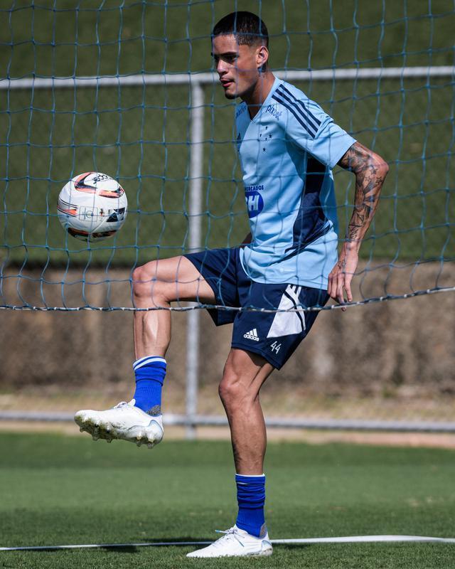 Fotos do treino do Cruzeiro nesta quinta-feira (4), na Toca da Raposa II, em Belo Horizonte. Time celeste enfrentar o Tombense no sbado, s 19h, no Mineiro, pela Srie B.