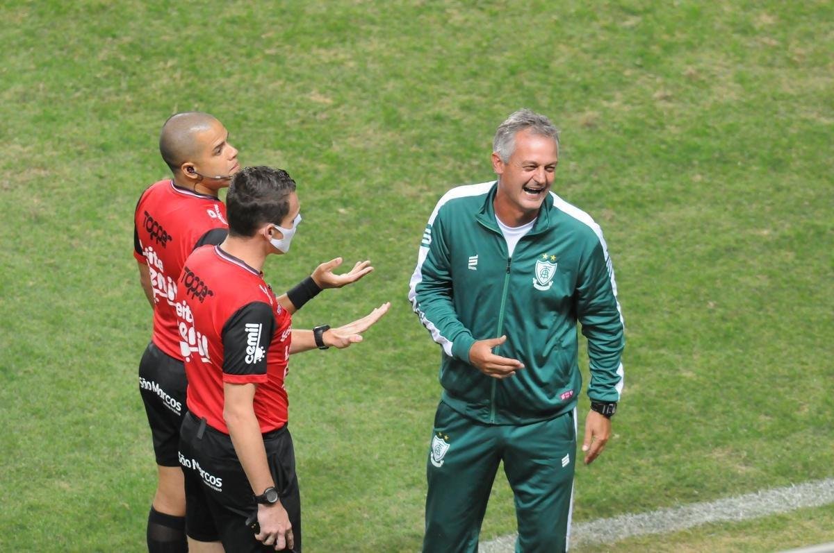 As reaes dos tcnicos Lisca, do Amrica, e Jorge Sampaoli, do Atltico, no clssico de volta da semifinal do Campeonato Mineiro