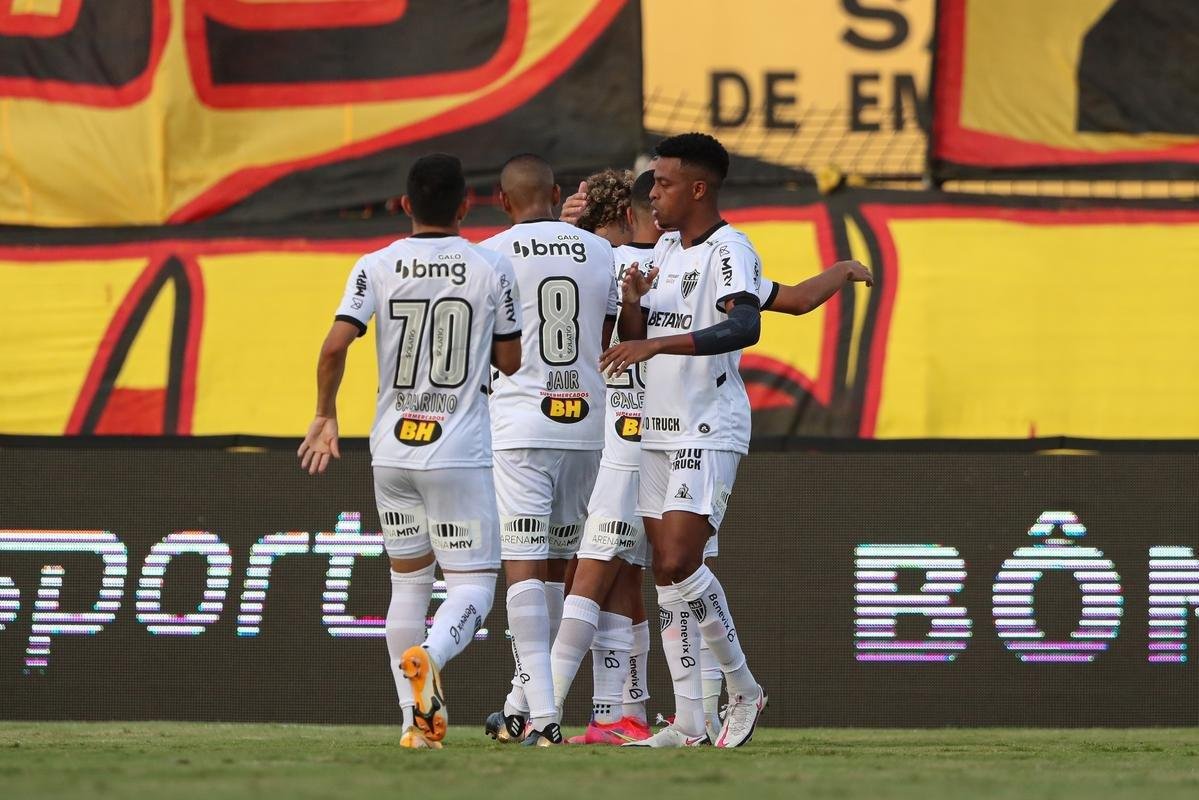 Em duelo pela 37 rodada do Brasileiro, o Atltico vence o Sport, na Ilha do Retiro, por 3 a 2