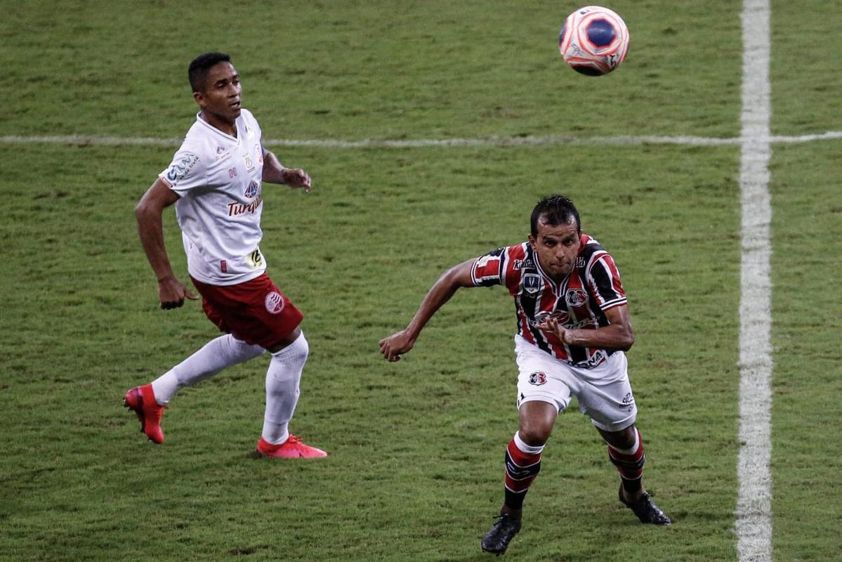 No segundo tempo, seguiu o equilíbrio no início, mas na metade da etapa o Náutico inverteu o controle das ações. A melhor chance do jogo veio com pênalti de Pipico, mas Jefferson fez ótima defesa na penalidade.