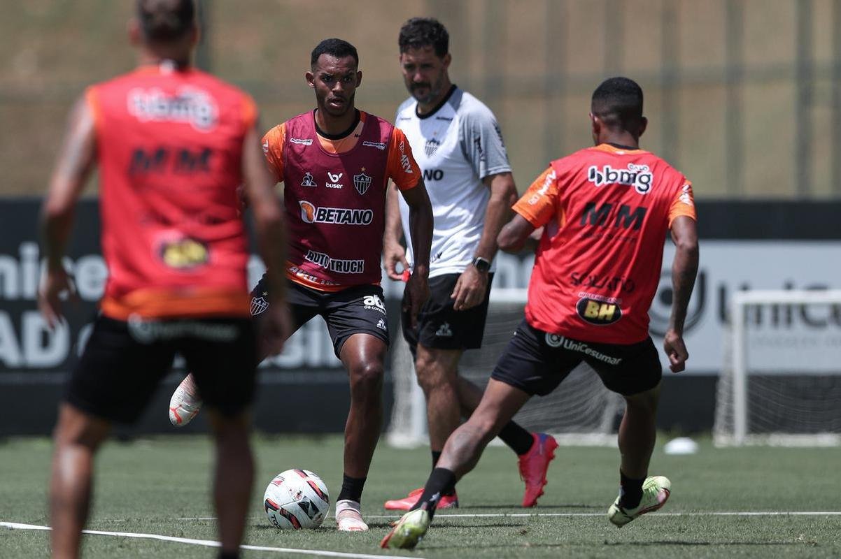 Com seriedade, mas tambm descontrao, o Atltico treinou sob sol forte na manh desta sexta-feira (21), na Cidade do Galo, em Vespasiano. Este foi o quinto dia de pr-temporada para o clube mineiro em 2022, sob o comando do tcnico argentino Antonio 'El Turco' Mohamed. Novas baixas, o volante Allan e o atacante Keno testaram positivo para COVID-19 e no participaram das atividades (ambos cumprem perodo de sete dias de isolamento social).
