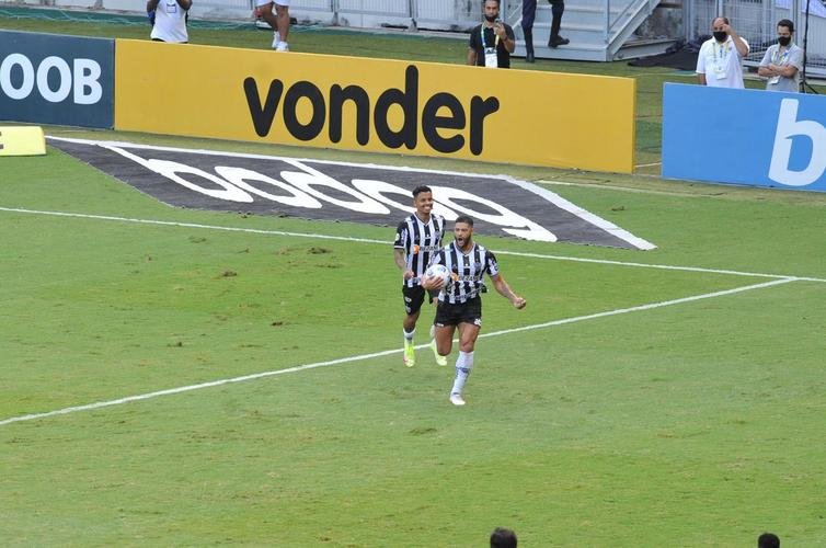 Ainda no primeiro tempo, o Atltico empatou em cobrana de pnalti de Hulk aps reviso do VAR: 1 a 1