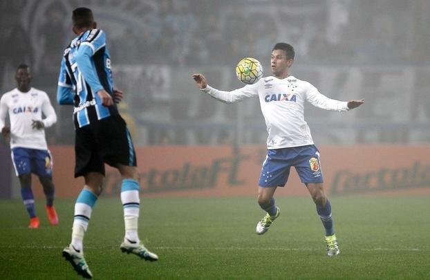 Sob forte neblina em Porto Alegre, Cruzeiro  batido pelo Grmio e vai para lanterna do Brasileiro