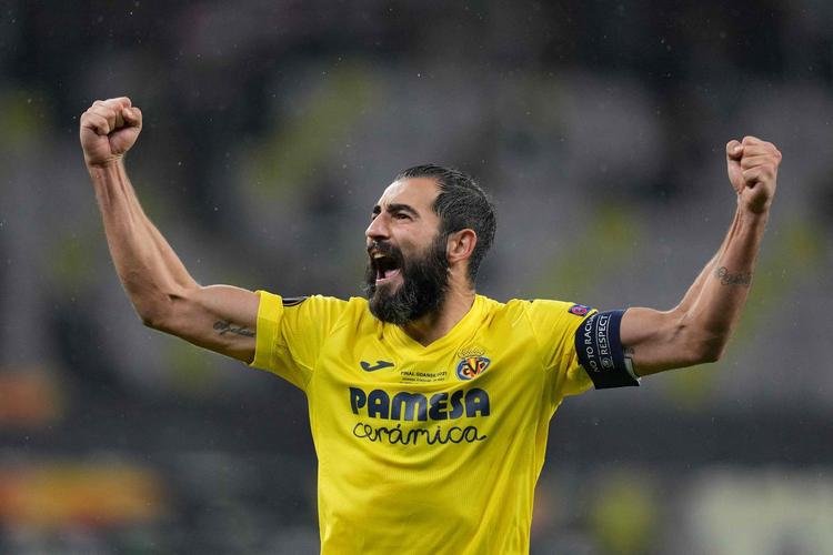 Depois de empate por 1 a 1 no tempo normal e na prorrogação, time espanhol superou o Manchester United nos pênaltis por 11 a 10. Goleiro Rulli pegou a última batida dos ingleses, feita pelo goleiro De Gea