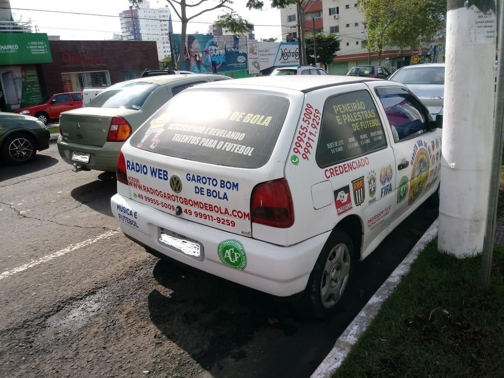 Carro leva o escudo da Chape no para-choque 