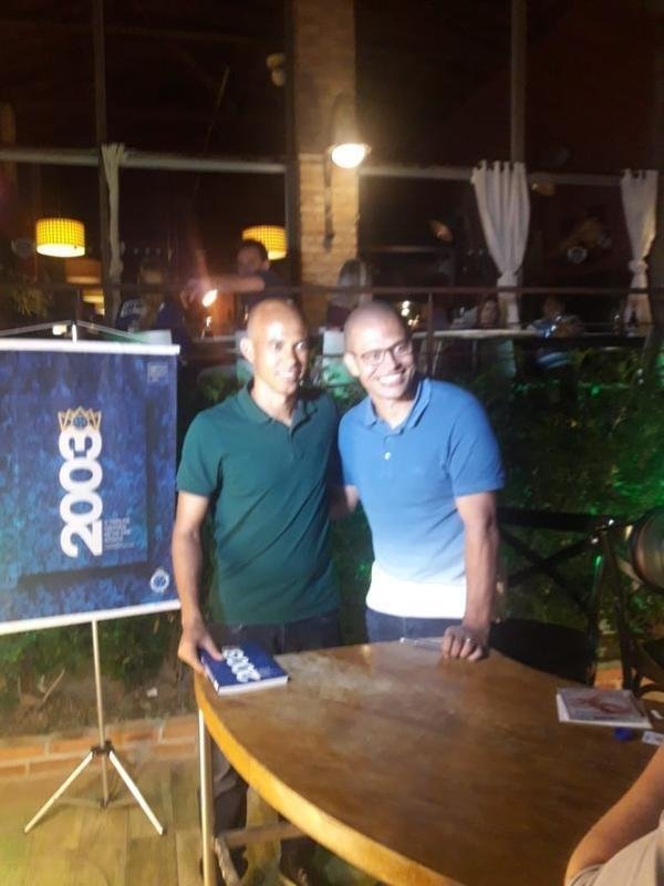 'Quem viveu 2003, ter boas recordaes. Quem no viveu e apenas ouviu as histrias, ter mais uma situao para ler e entender um pouquinho o que houve'. Com essas palavras, Alex convocou os torcedores do Cruzeiro a prestigiarem a obra '2003, a Trplice Histria de um Time Mgico', que conta a histria do elenco que encantou o pas e deu show em trs competies: Campeonato Mineiro, Copa do Brasil e Campeonato Brasileiro. Comercializado por R$ 39,90, o livro de 138 pginas, escrito pelo ex-camisa 10 em parceria com o jornalista Anderson Olivieri, foi lanado na noite desta segunda-feira, na Pizzaria Villa Floriano, Bairro de Santa Efignia, na Regio Leste de Belo Horizonte. Entre vrias personalidades que prestigiaram o evento esto o zagueiro Leo, os ex-jogadores Ricardinho, Augusto Recife, Sandro, Leandro e Ruy e o preparador fsico Antnio Mello.