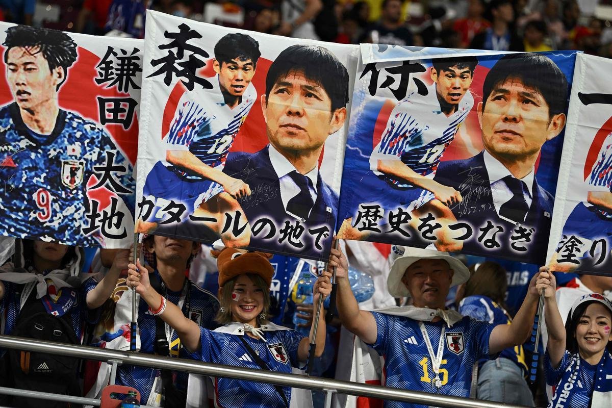 Japoneses e espanhis na partida pelo Grupo E da Copa do Mundo, no Estdio Internacional Khalifa, em Doga