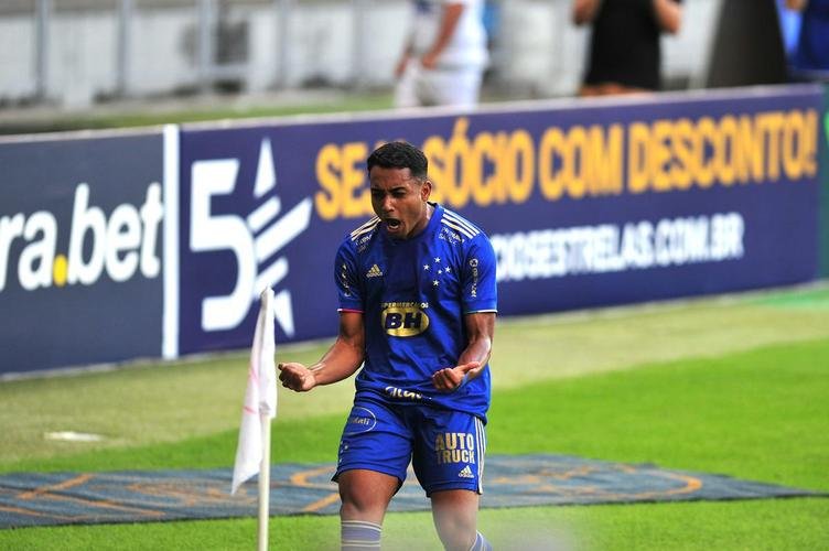 Airton marcou o gol do Cruzeiro no clssico contra o Atltico, depois de grande jogada pela esquerda