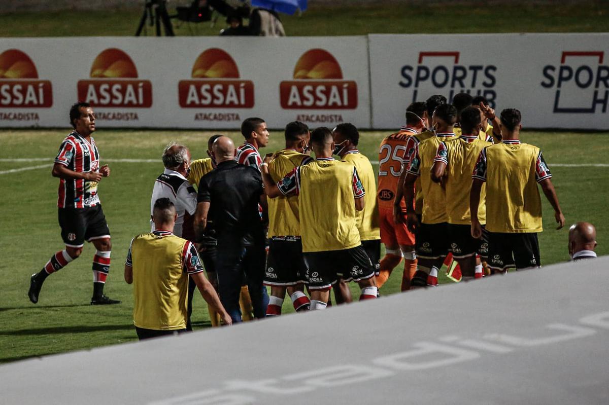 Primeiro tempo de jogo foi pegado, com chances para as duas equipes. O Salgueiro começou se lançando mais para o ataque, mas foram do Santa Cruz as melhores oportunidades. O time coral até balançou as redes, mas a arbitragem assinalou impedimento.