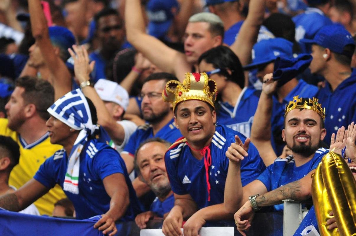 Festa da torcida do Cruzeiro no Mineiro diante do Vasco pela Srie B