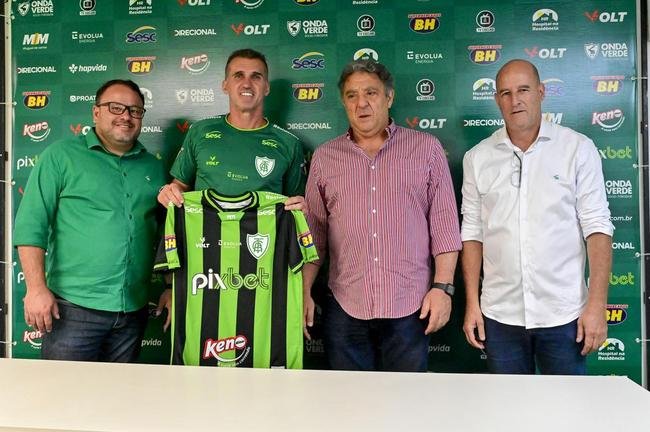 Fotos da renovao do Amrica com o tcnico Vagner Mancini nesta segunda-feira (26/9)