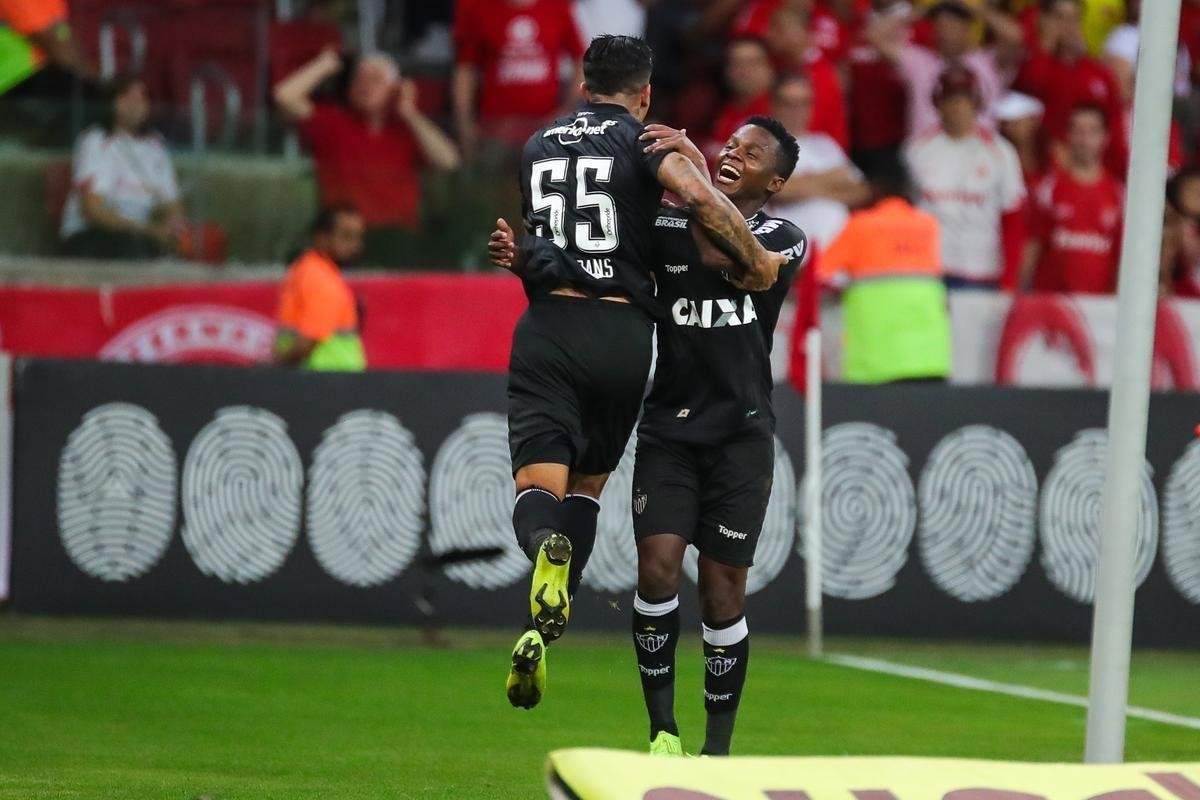 Galo derrotou Internacional no Beira-Rio com gols de Cazares e Terans; D'Alessandro descontou de pnalti