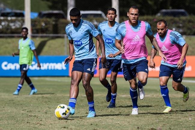 Fotos do treino do Cruzeiro neste domingo, na Toca da Raposa II. As novidades foram as presenas do atacante Rafa Silva, recuperado de incmodo no p direito, e dos recm-contratados Luis Felipe (zagueiro, ex-PSV da Holanda) e Bruno Rodrigues (atacante, ex-Famalico de Portugal)