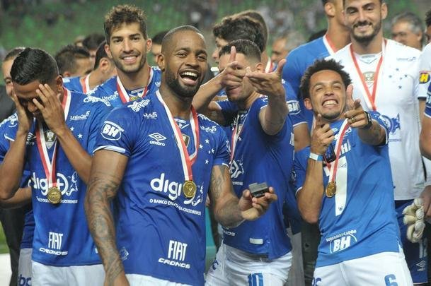 Entrega de medalhas e erguimento da taa: veja a festa do Cruzeiro com o bi do Mineiro