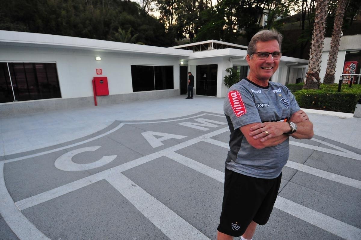O tcnico Oswaldo de Oliveira foi apresentado na tarde desta tera-feira e, em seguida, comandou treino na Cidade do Galo