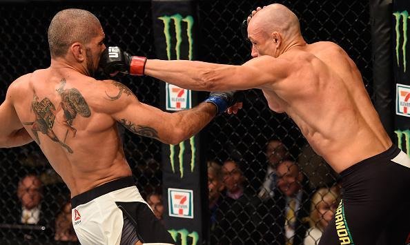 UFC 196, em Las Vegas - Vitor Miranda solta golpes fortes e nocauteia Marcelo Guimarães