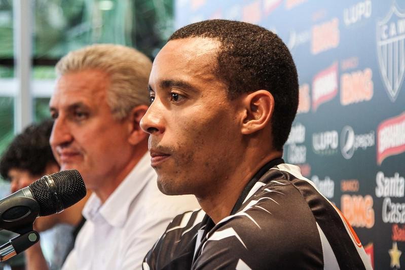 Rosinei - Contratado no incio de 2013, foi reserva durante a temporada, mas pea importante para a equipe, principalmente na final da Libertadores, quando deu assistncia para o primeiro gol contra o Olimpia, marcado por J. Ele deixou o Galo em agosto de 2014, com 45 jogos e quatro gols marcados.