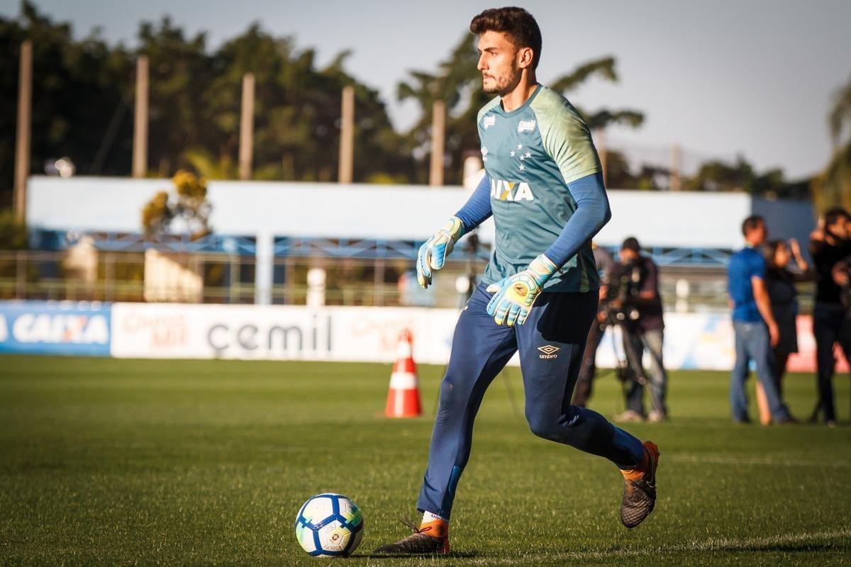 Depois de vencer o Amrica por 3 a 1 no Mineiro, o Cruzeiro se reapresentou na tarde desta sexta-feira, na Toca da Raposa II. Como de praxe, os titulares realizaram treinamento regenerativos na academia. J os reservas estiveram em campo para atividade tcnica sob orientao de Mano Menezes. O treinador, inclusive, passou a maior parte do trabalho em conversa reservada com o vice-presidente de futebol Itair Machado. O prximo compromisso do clube  contra o Atltico-PR, no domingo, s 19h, no Gigante da Pampulha. 