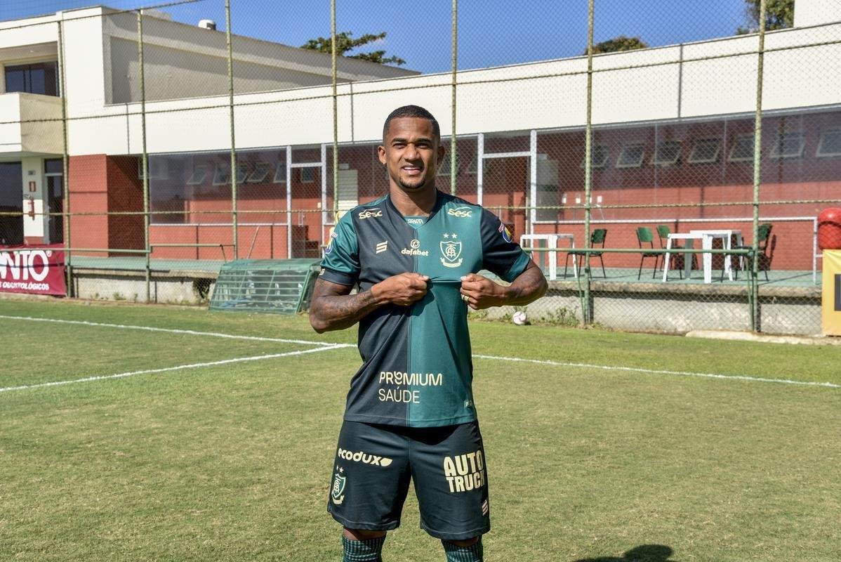 6. Eduardo (lateral-direito) - 34 anos