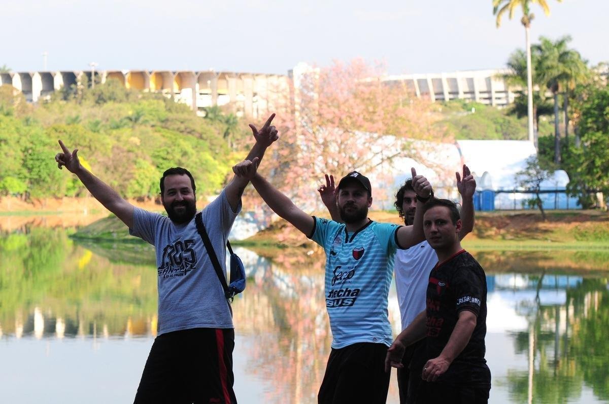 No dia seguinte  classificao do Coln  final da Copa Sul-Americana, torcedores do clube argentino aproveitaram para curtir a regio da Pampulha, em Belo Horizonte. Nesta sexta-feira, um grupo formado por seis sabaleros desfilou orgulhoso com camisas do rubro-negro pela orla da Lagoa. A passagem indita  deciso continental foi com vitria por 4 a 3 sobre o Atltico, nos pnaltis, aps derrota por 2 a 1 no tempo normal. A finalssima em 9 de novembro, em Assuno, ser contra o Independiente del Valle, do Equador, que eliminou o Corinthians. 
