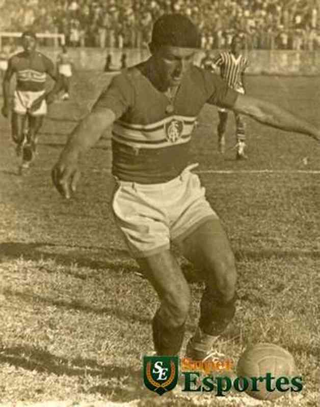 No incio, o Amrica se vestia de branco e verde. Mas, em 1933, em protesto contra o profissionalismo do futebol em Minas, o clube passou a usar uma camsia vermelha