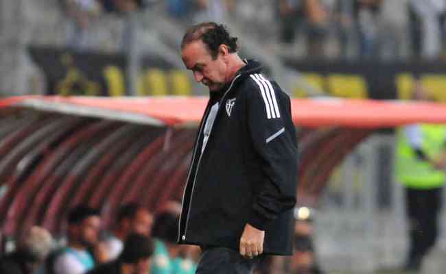 Cuca foi hostilizado por parte da torcida do Atltico na derrota para o Botafogo