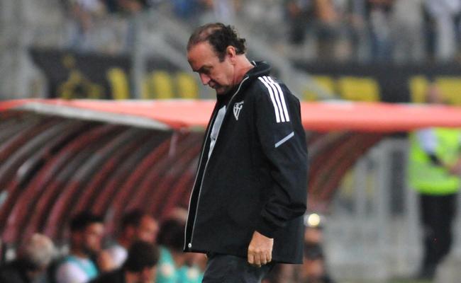 Cuca foi hostilizado por parte da torcida do Atlético na derrota para o Botafogo