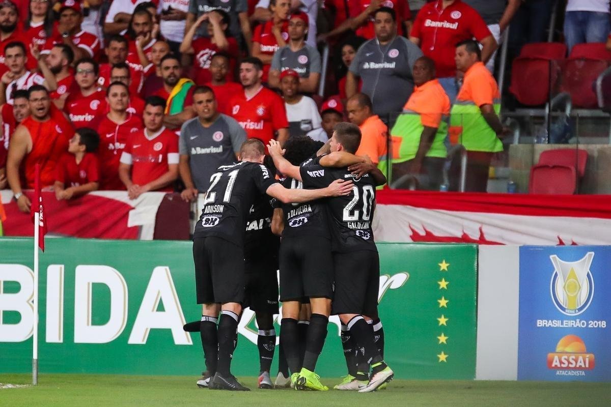 Galo derrotou Internacional no Beira-Rio com gols de Cazares e Terans; D'Alessandro descontou de pnalti