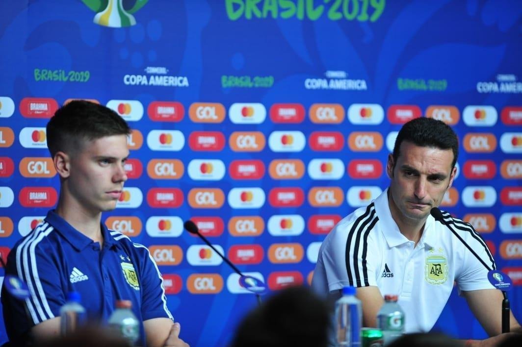 Tcnicos de Argentina e Paraguai, juntos de um jogador de cada equipe, em entrevista no Mineiro