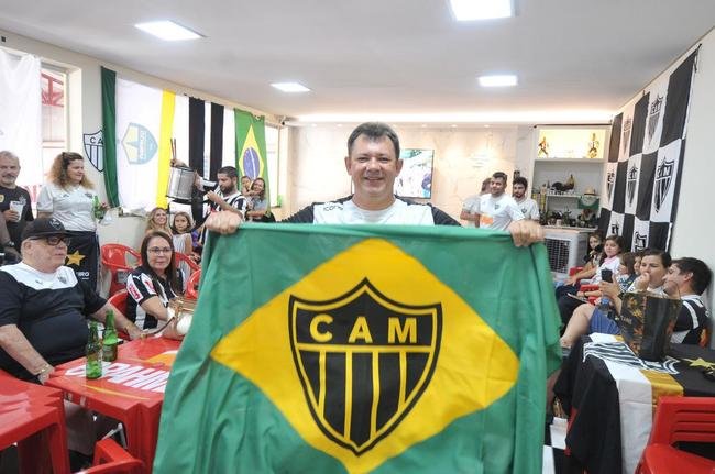 GaloCuia, nesse sbado (19), reuniu dezenas de atleticanos em 'concentrao' para a Supercopa do Brasil contra o Flamengo. As equipes se enfrentam no domingo, na Arena Pantanal, em busca do primeiro trofu da temporada 2022.