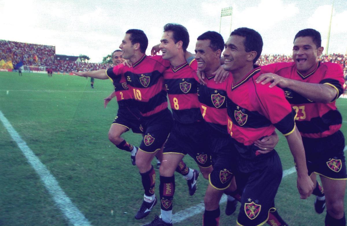 Taílson, Leonardo, Nildo, Sidney, Adriano e Russo (da direita para a esquerda) vestem o padrão da Topper na histórica campanha do Sport na Copa João Havelange de 2000.