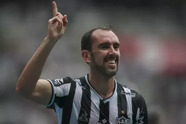 O zagueiro Diego Godn foi anunciado pelo Atltico em janeiro de 2022. Contratado como reforo de peso pelo clube, ele chegou para substituir o paraguaio Junior Alonso, vendido para o Krasnodar, da Rssia. No Galo, o desempenho no foi bom. Rapidamente, perdeu espao na equipe e rescindiu contrato no segundo semestre do mesmo ano. Foram nove jogos e um gol marcado.