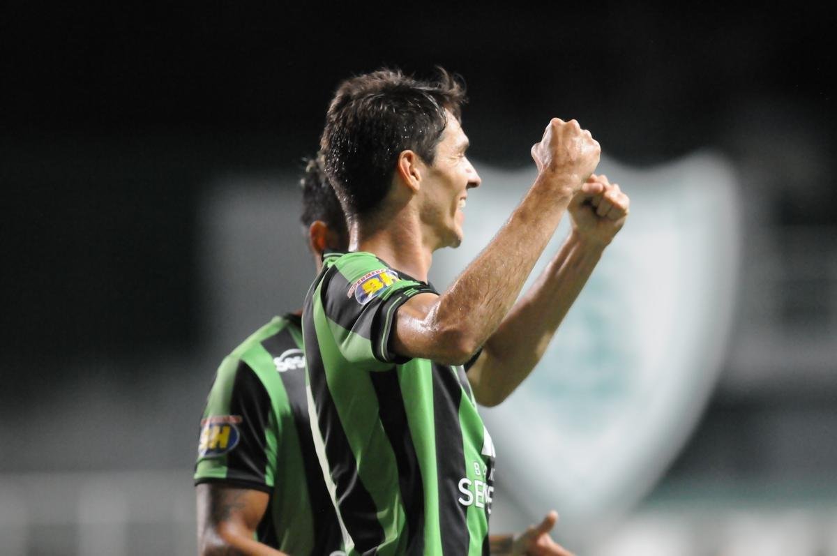 Com gols de Felipe Augusto e Al, Amrica venceu Coimbra por 2 a 0, nesta segunda-feira, no Independncia, pela sexta rodada do Campeonato Mineiro