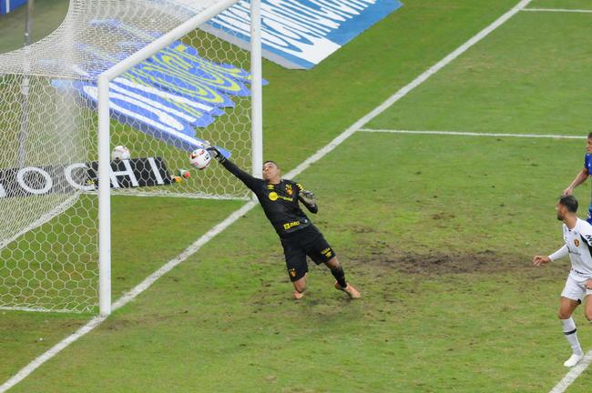 Fotos do segundo gol do Cruzeiro sobre o Sport, no Mineiro, marcado por Daniel Jnior: 2 a 1